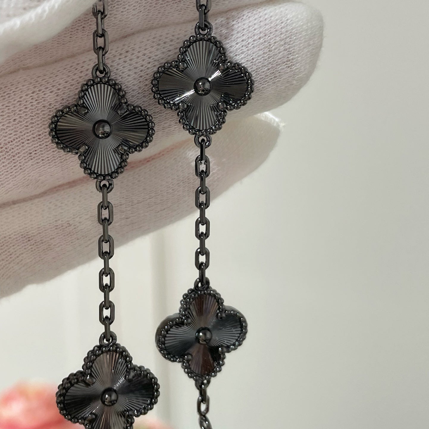 [⭐JeweliWhal]CLOVER 5 MOTIF BLACK BRACELET