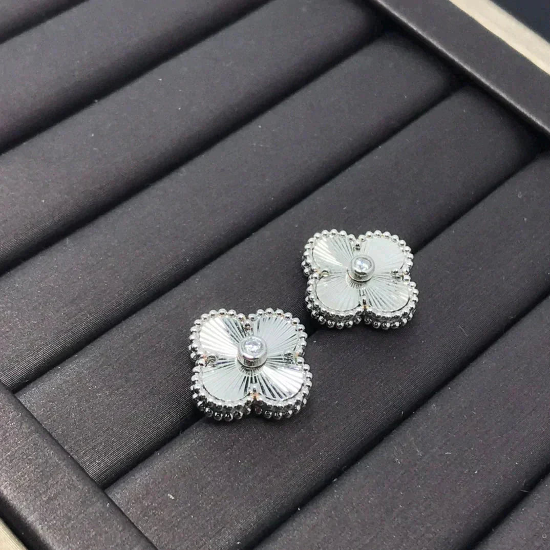 [⭐JeweliWhal]CLOVER MINI 9.5MM LASER EARRINGS