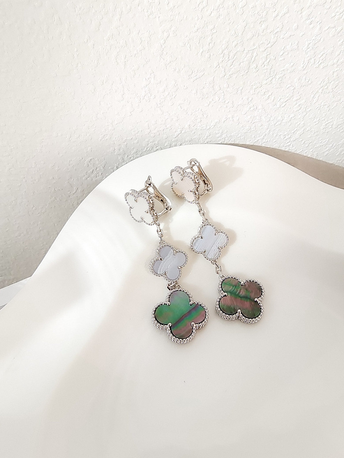 [⭐JeweliWhal]CLOVER 3 MOTIFS CHALCEDONY DARK MOP SILVER EARRINGS