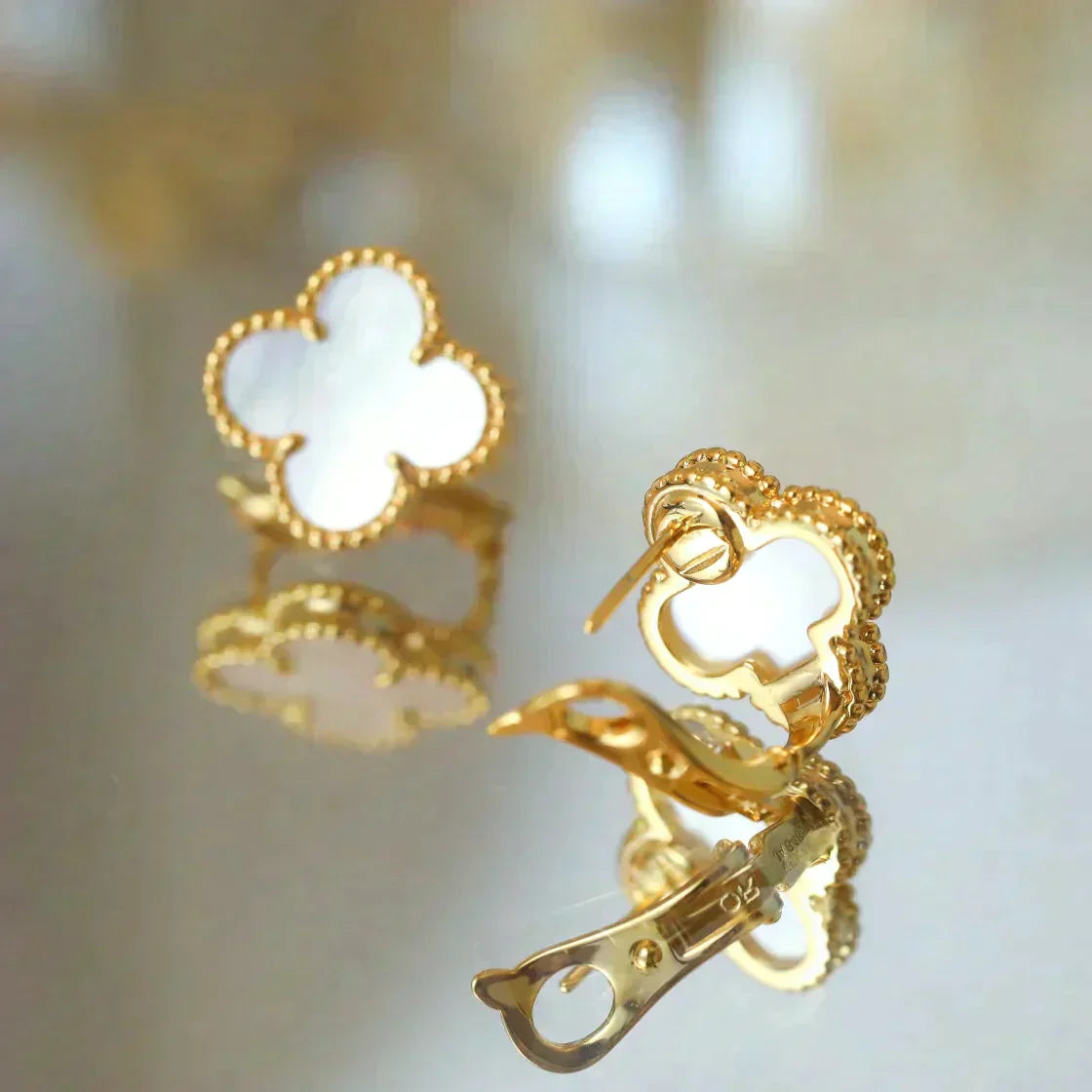 [⭐JeweliWhal]CLOVER MEDIUM 1 MOTIFS  WHITE MOP STUD EARRINGS