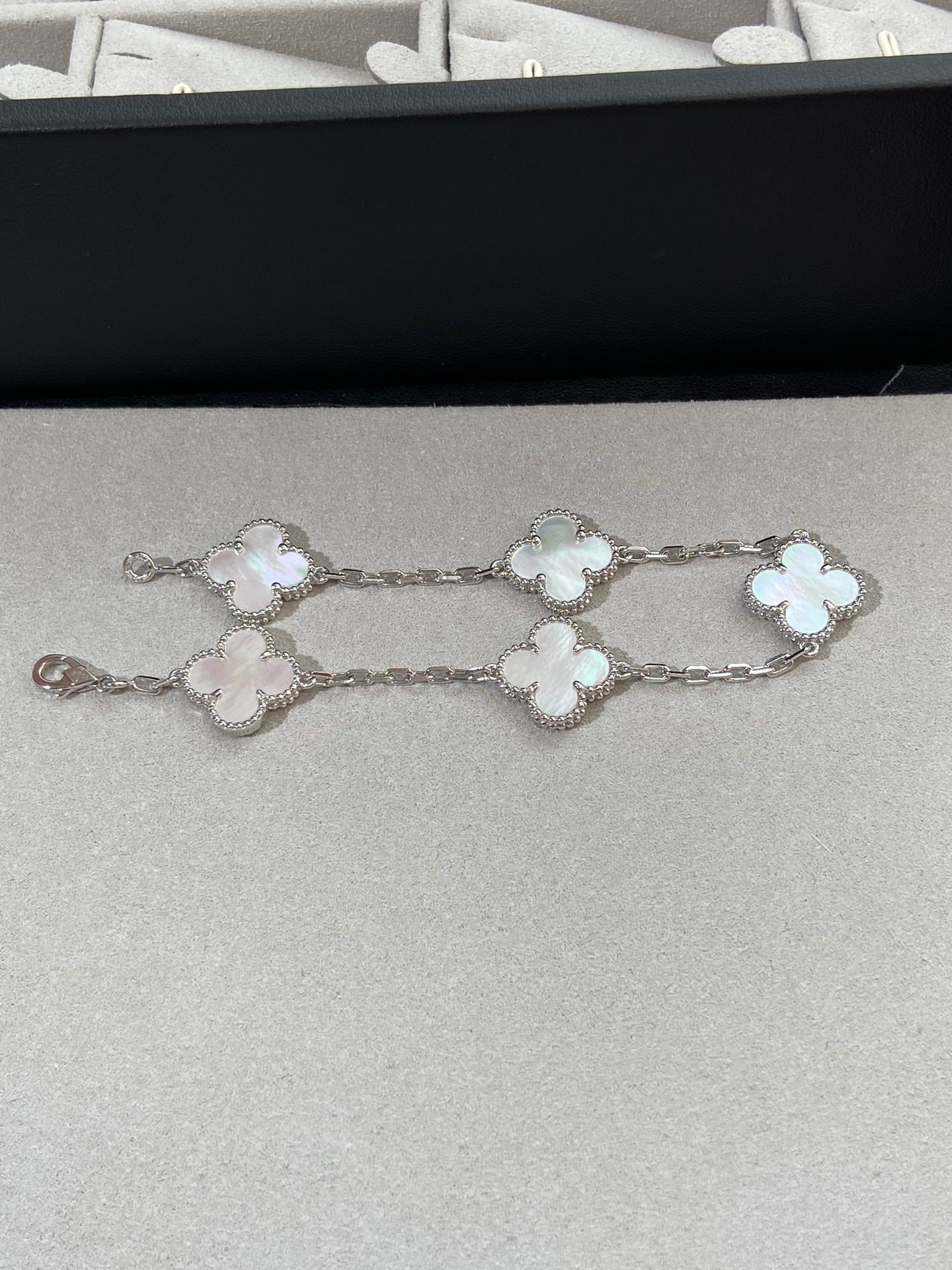 [⭐JeweliWhal]CLOVER WHITE PEARL MOP 5 MOTIF BRACELET COLLECTION