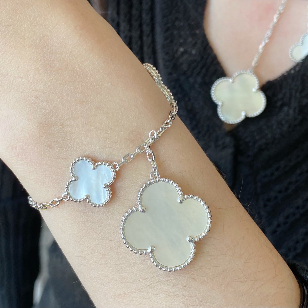 [⭐JeweliWhal]CLOVER 5 MOTIF WHITE MOP SILVER BRACELET