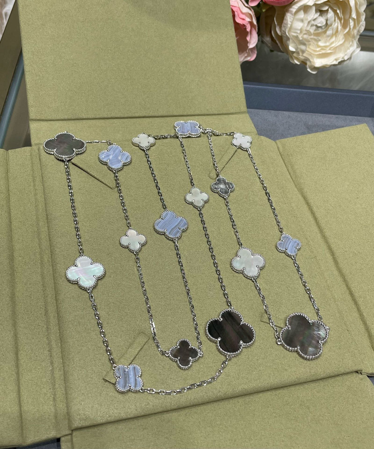 [⭐JeweliWhal]CLOVER 16 MOTIF CHALCEDONY MOP SILVER NECKLACE