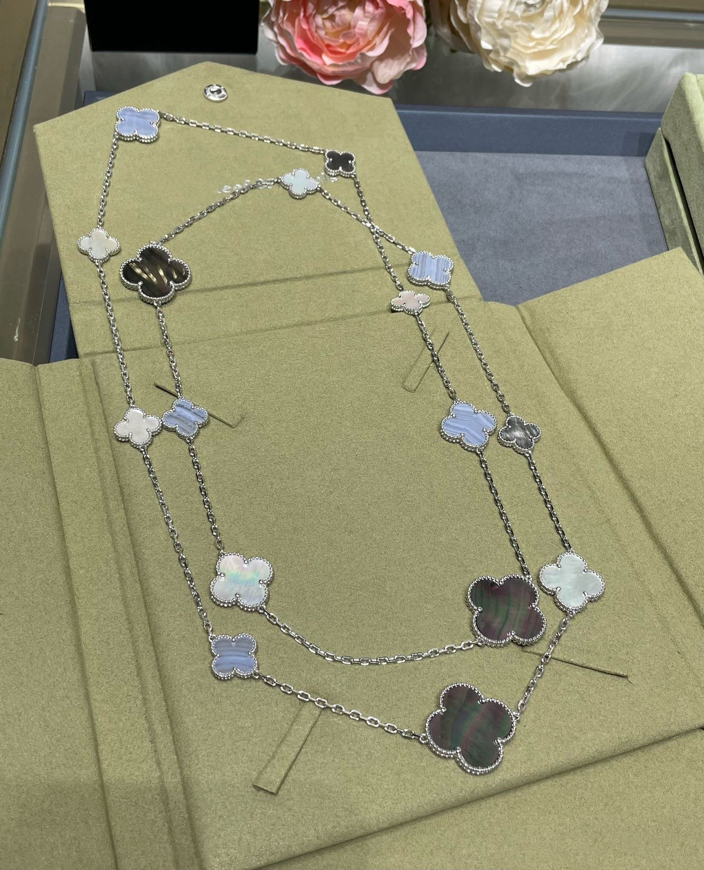 [⭐JeweliWhal]CLOVER 16 MOTIF CHALCEDONY MOP SILVER NECKLACE