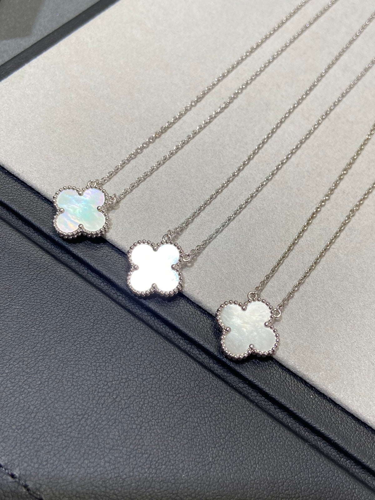 [⭐JeweliWhal]CLOVER MEDIUM SILVER WHITE MOP NECKLACE
