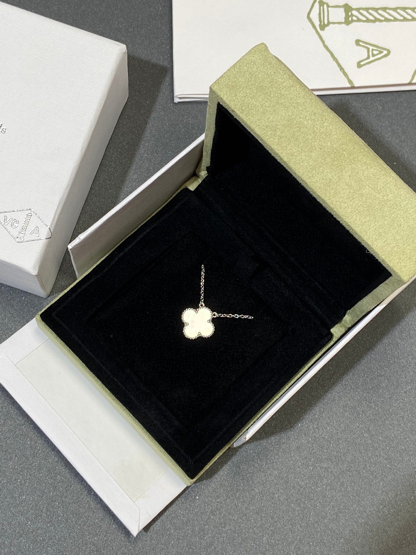 [⭐JeweliWhal]CLOVER MEDIUM SILVER WHITE MOP NECKLACE