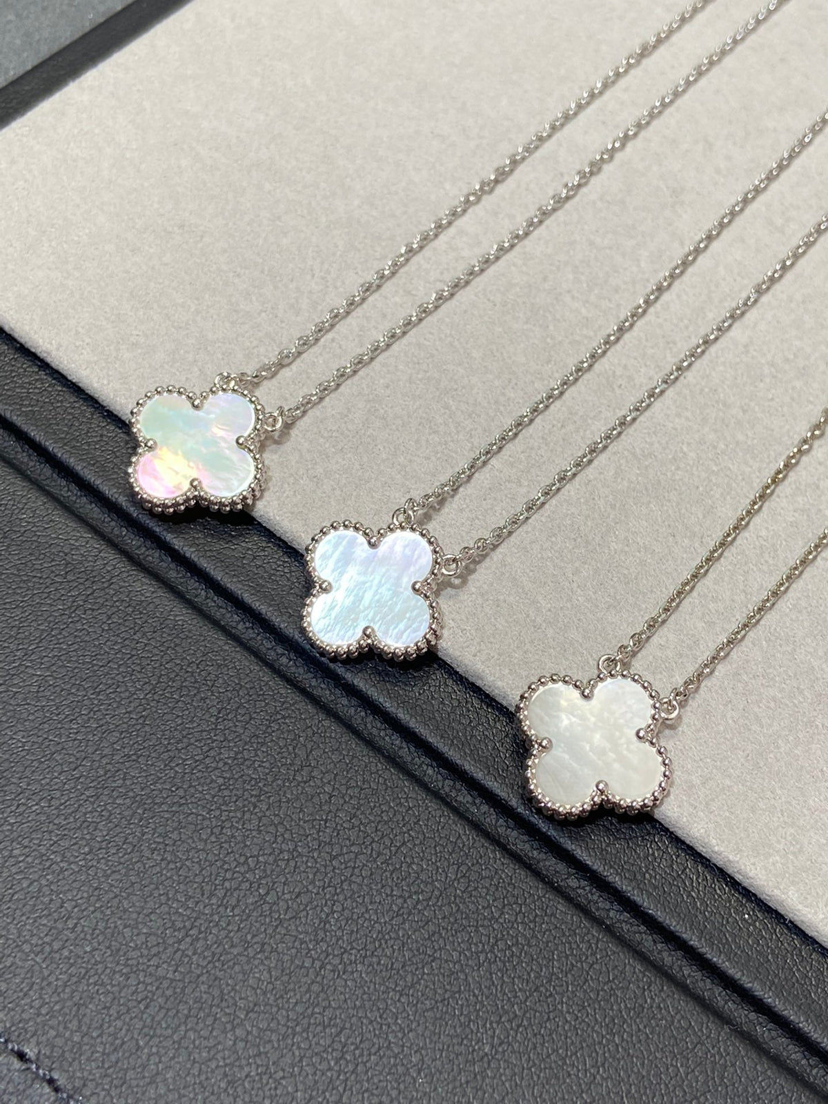 [⭐JeweliWhal]CLOVER MEDIUM SILVER WHITE MOP NECKLACE