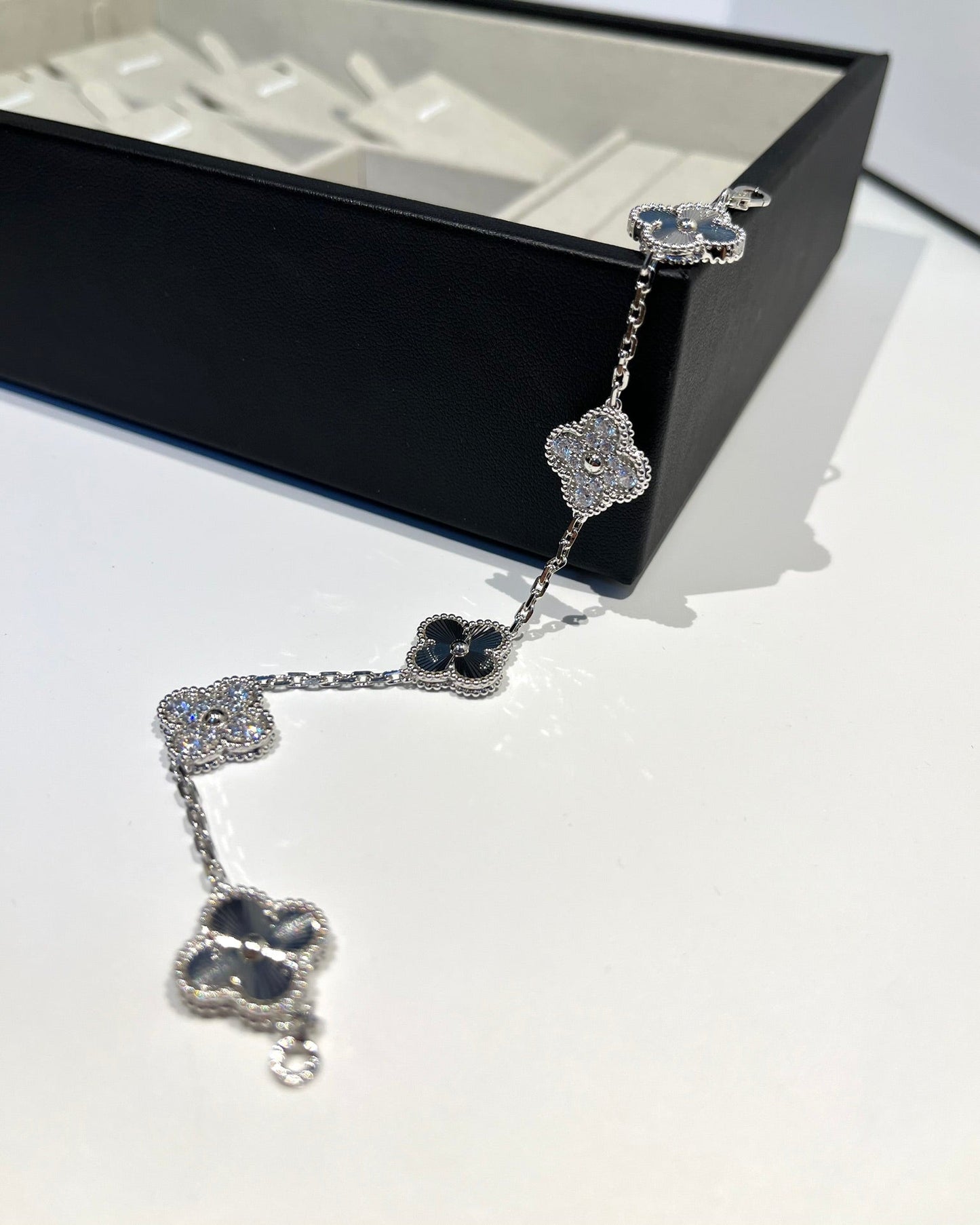 [⭐JeweliWhal] CLOVER 5 MOTIF LASER BRACELET COLLECTION