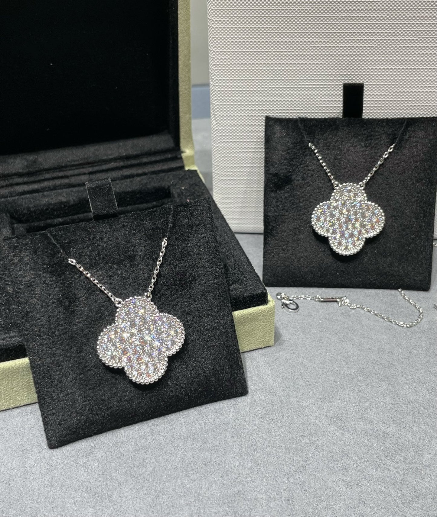 [⭐JeweliWhal]CLOVER 25MM LARGE PENDANT DIAMOND PAVED SILVER NECKLACE