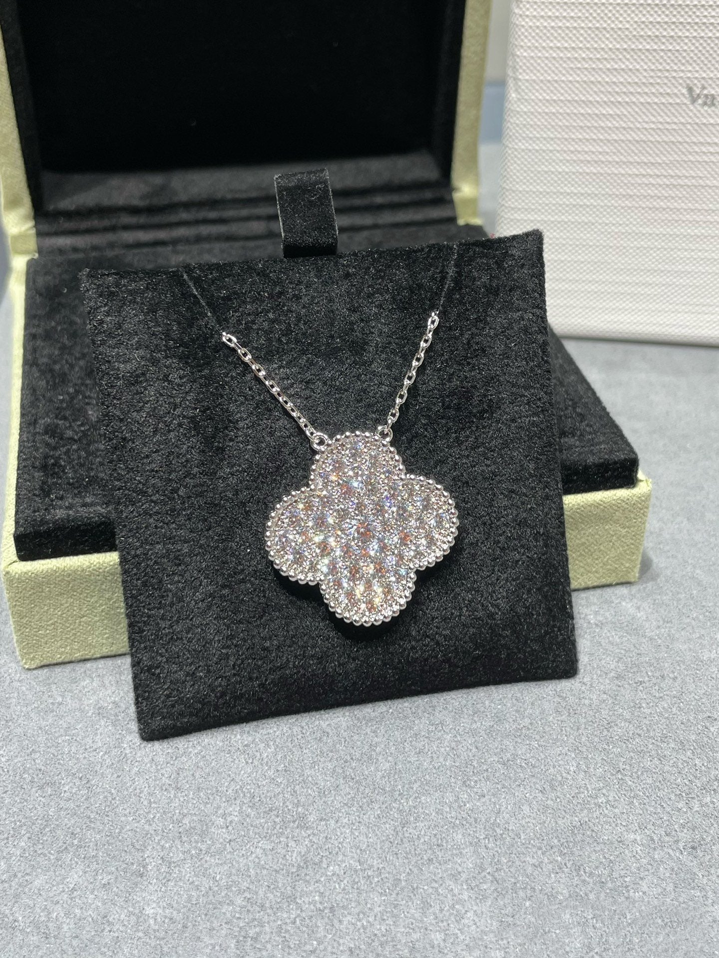 [⭐JeweliWhal]CLOVER 25MM LARGE PENDANT DIAMOND PAVED SILVER NECKLACE