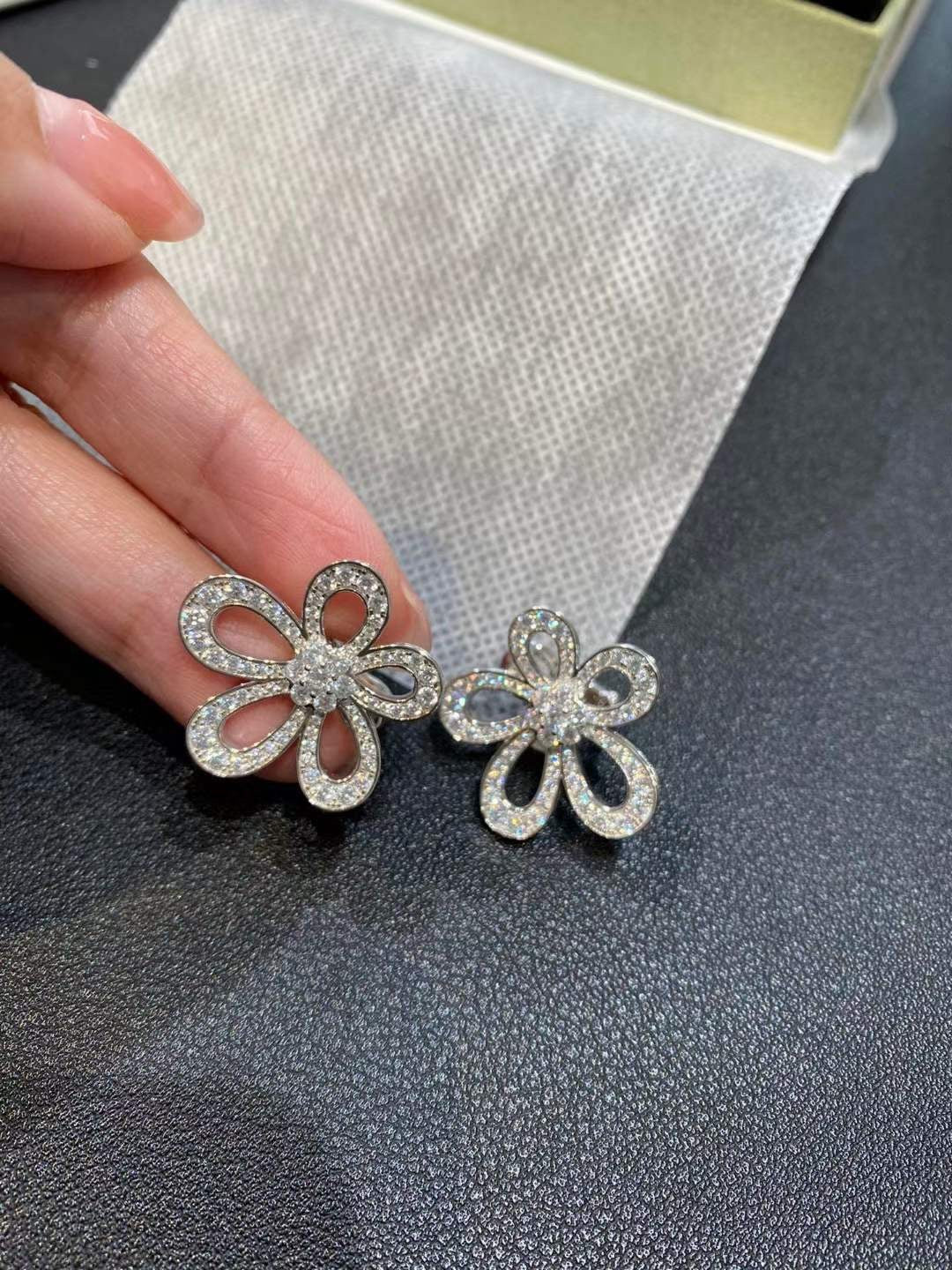 [⭐JeweliWhal]FLOWERLACE EARRINGS FULL DIAMONDS