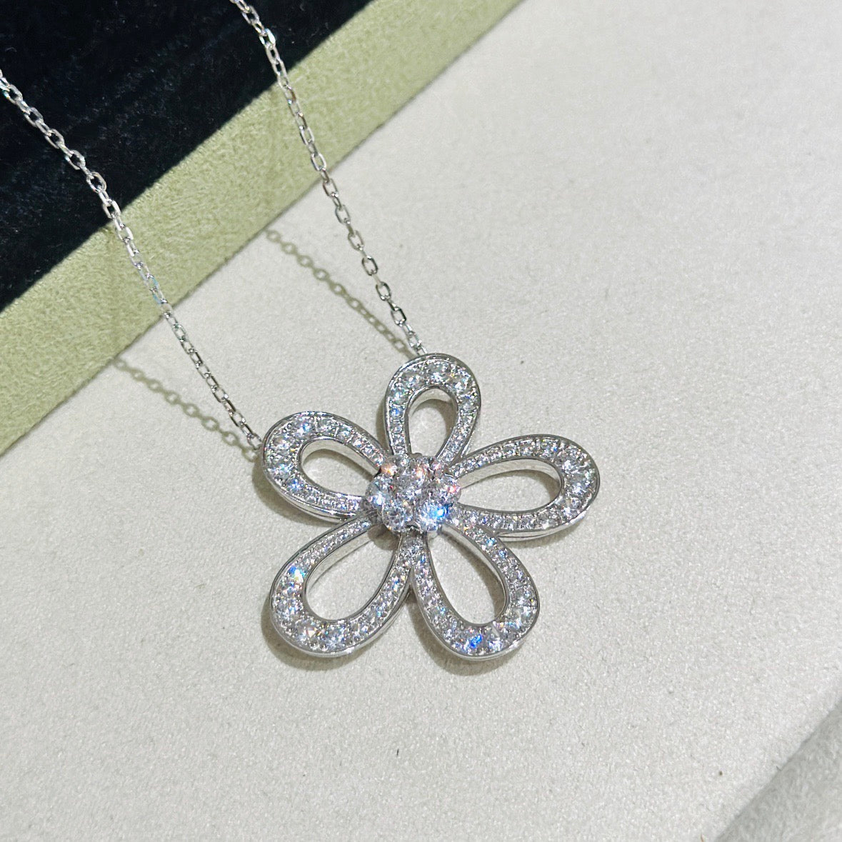 [⭐JeweliWhal]FLOWERLACE NECKLACE FULL DIAMONDS