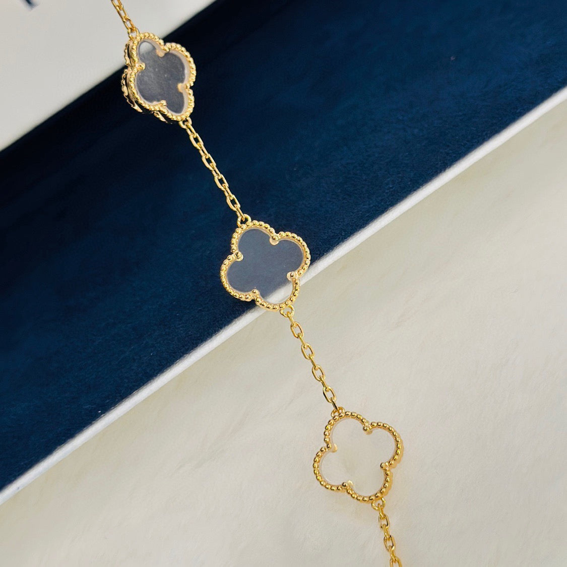[⭐JeweliWhal]CLOVER 5 MOTIF ROCK CRYSTAL BRACELET