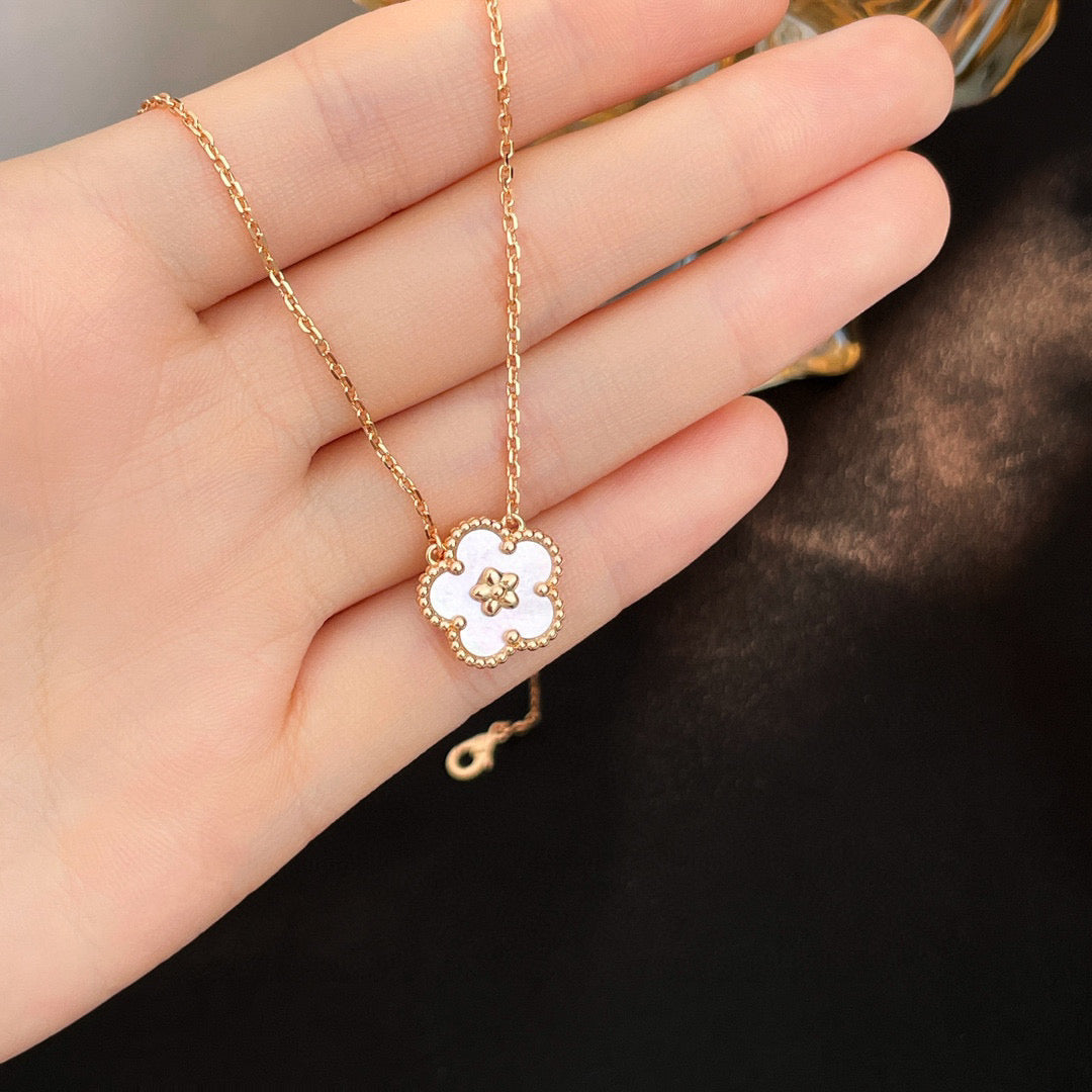 [⭐JeweliWhal]LUCKY  WHITE MOP  PLUM BLOSSOM NECKLACE
