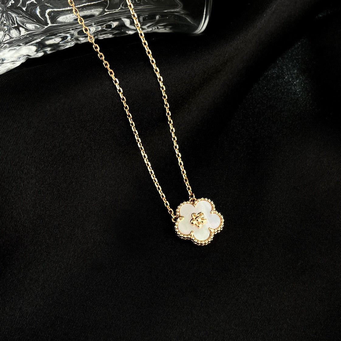 [⭐JeweliWhal]LUCKY  WHITE MOP  PLUM BLOSSOM NECKLACE
