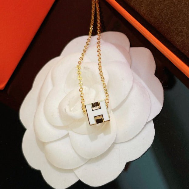 [⭐JeweliWhal]H WHITE SQUARE GOLD NECKLACE