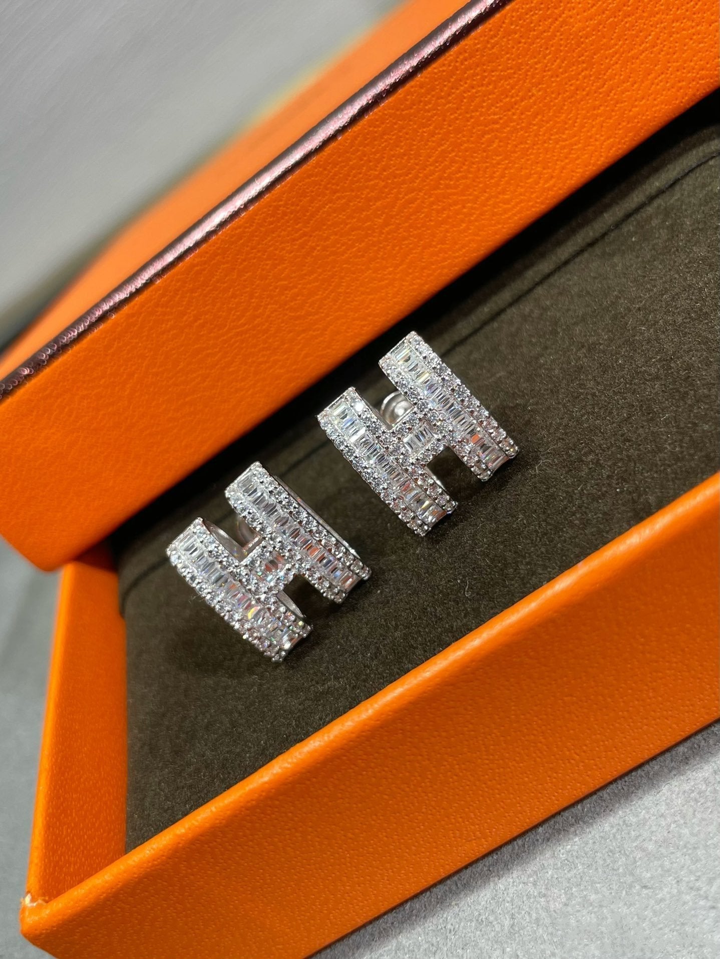 [⭐JeweliWhal]H STUD EARRINGS WITH SILVER DIAMONDS