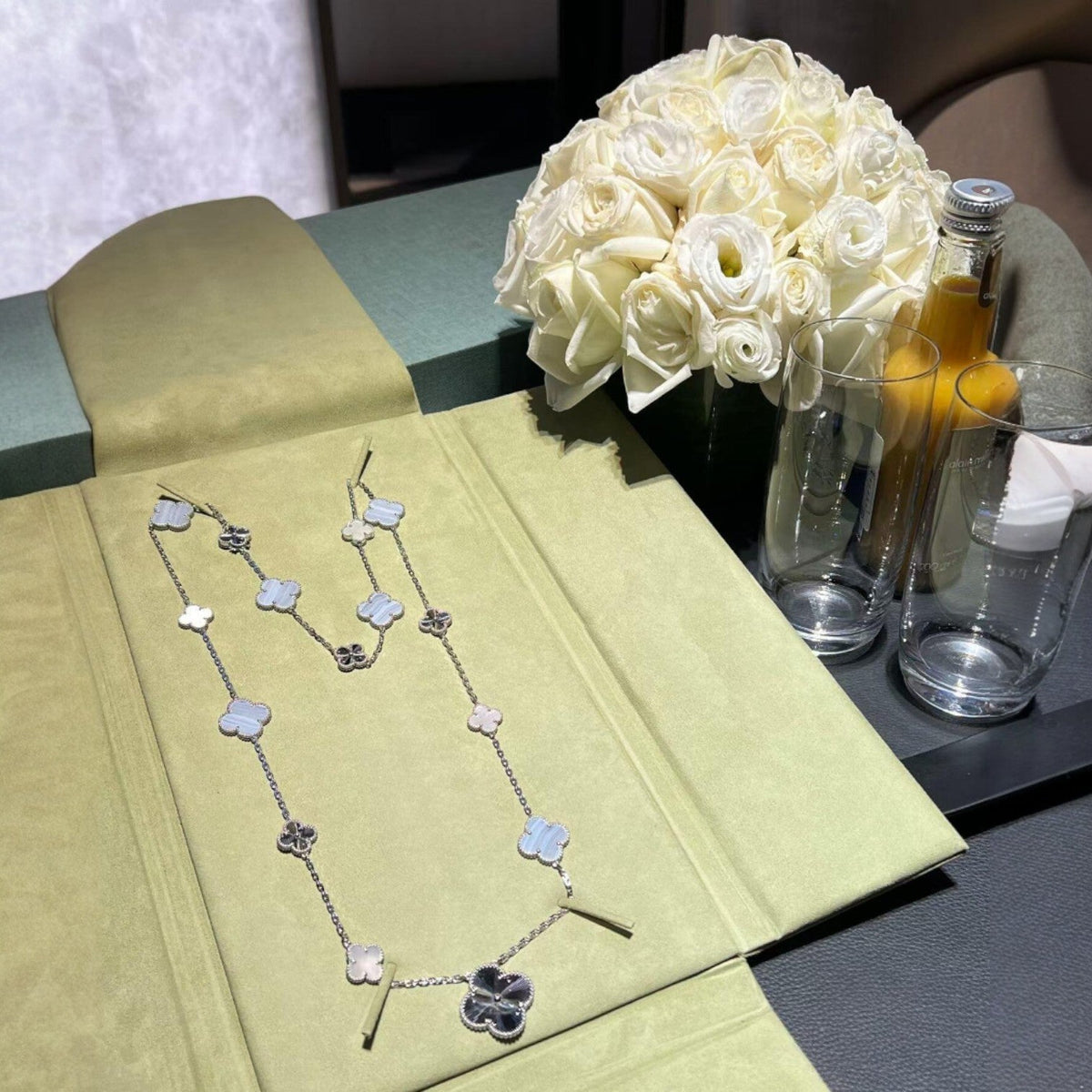 [⭐JeweliWhal]DETACHABLE CLOVER 15(11+4) FLOWER SILVER NECKLACE SET