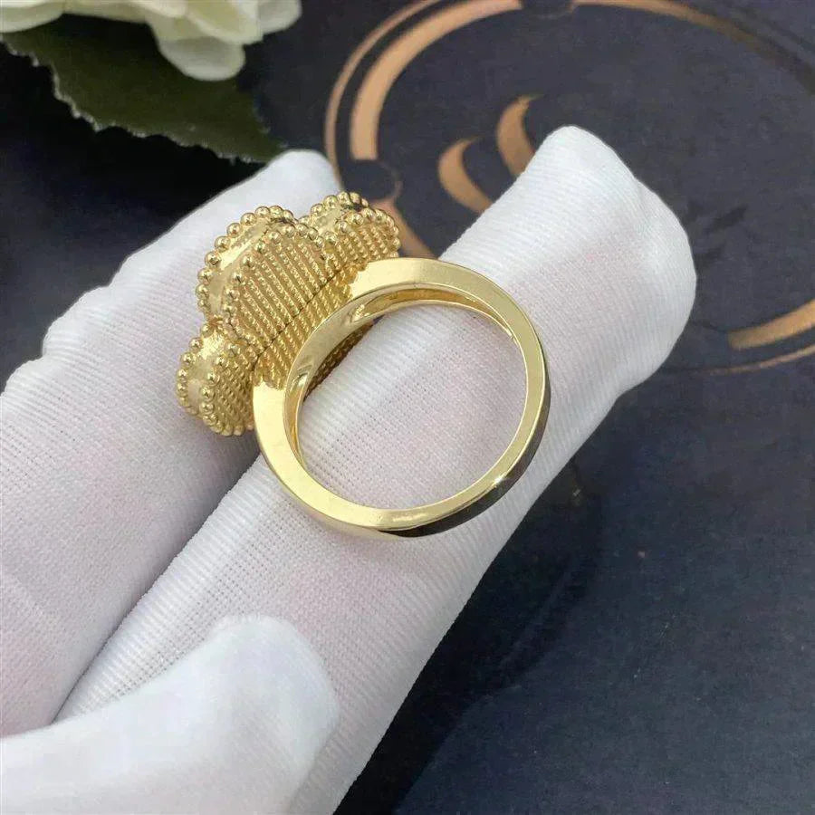 [⭐JeweliWhal]CLOVER WHITE MOP RING