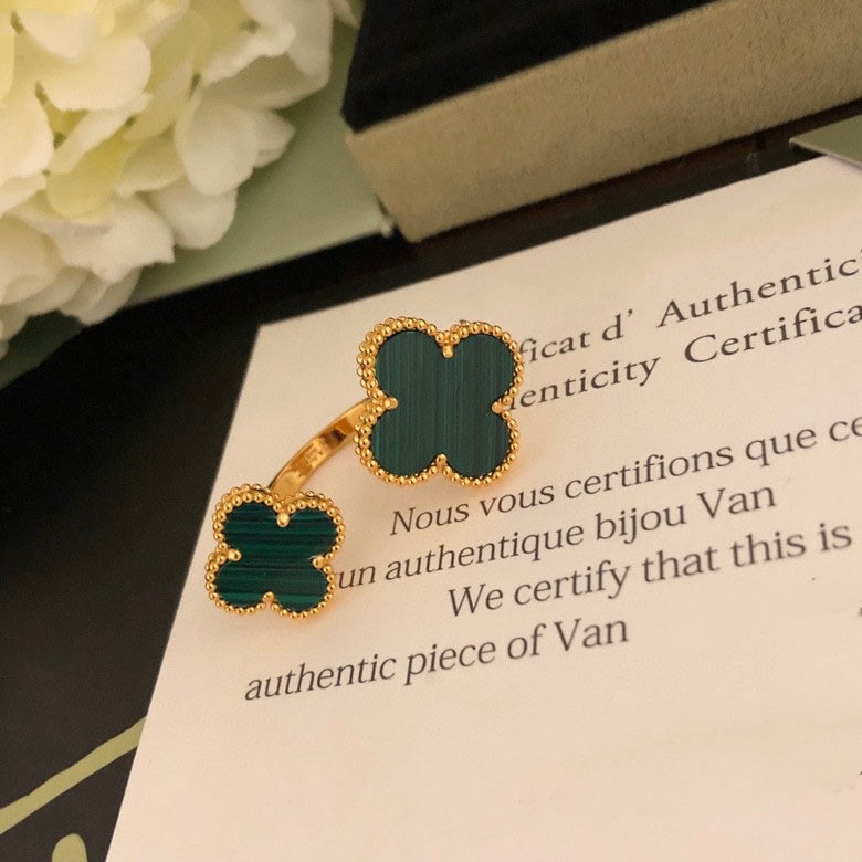 [⭐JeweliWhal]CLOVER BETWEEN THE FINGER RING